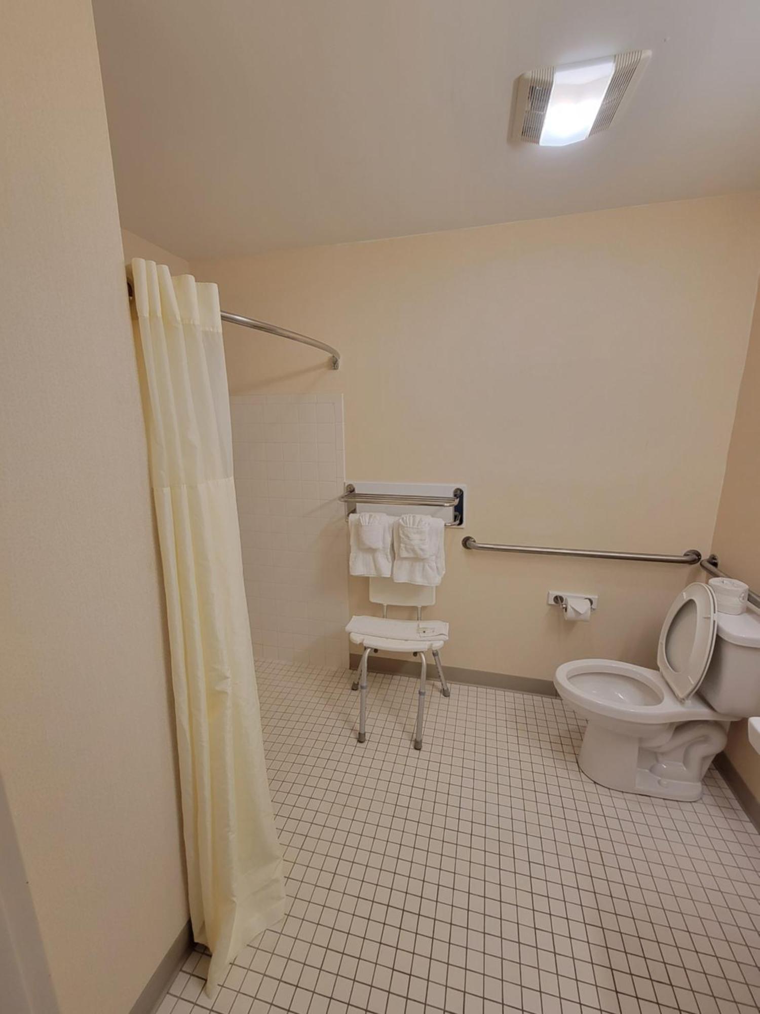 Quality Inn & Suites Prestonsburg Next To Mountain Arts Center الغرفة الصورة
